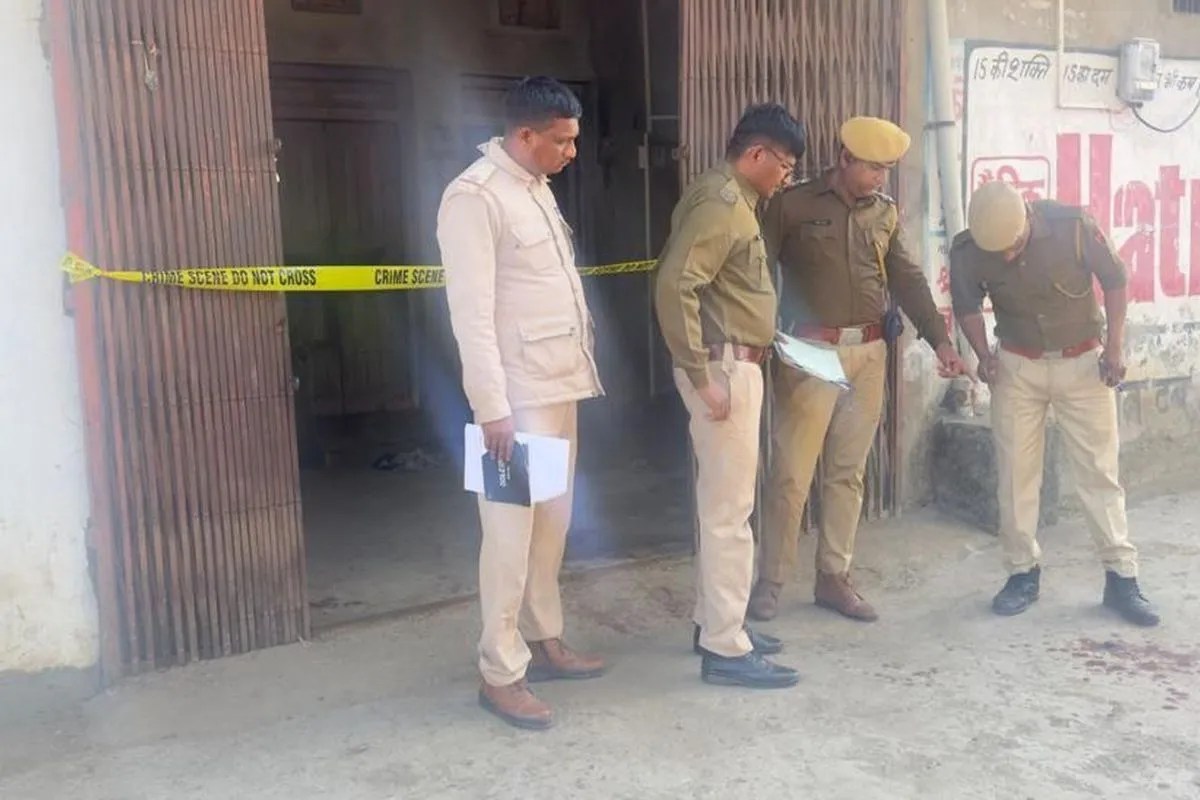 शिक्षक ने पत्नी-बेटे पर दरांती से किया वार, फिर कमरे में इस हाल में मिला शव