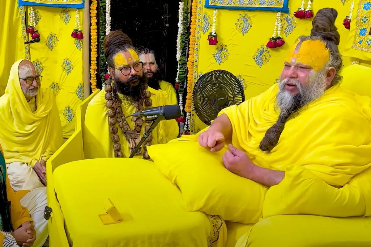 वृंदावन के संत प्रेमानंद महाराज के फ्लैट में लगी आग, मची अफरा-तफरी, उमड़ी भीड़