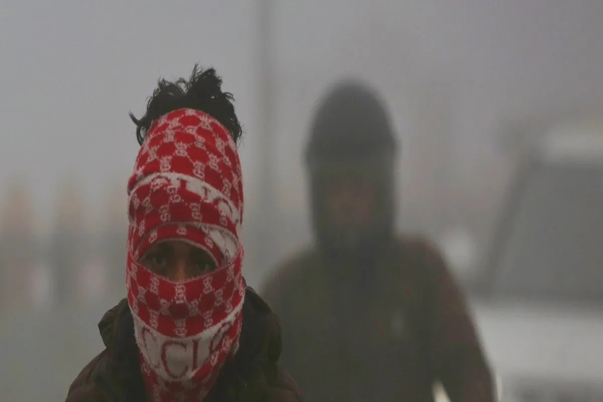 Winter Update: हरदोई में सर्दी का यू-टर्न, घने कोहरे से विजिबिलिटी 5 मीटर, सड़कों पर पसरा सन्नाटा
