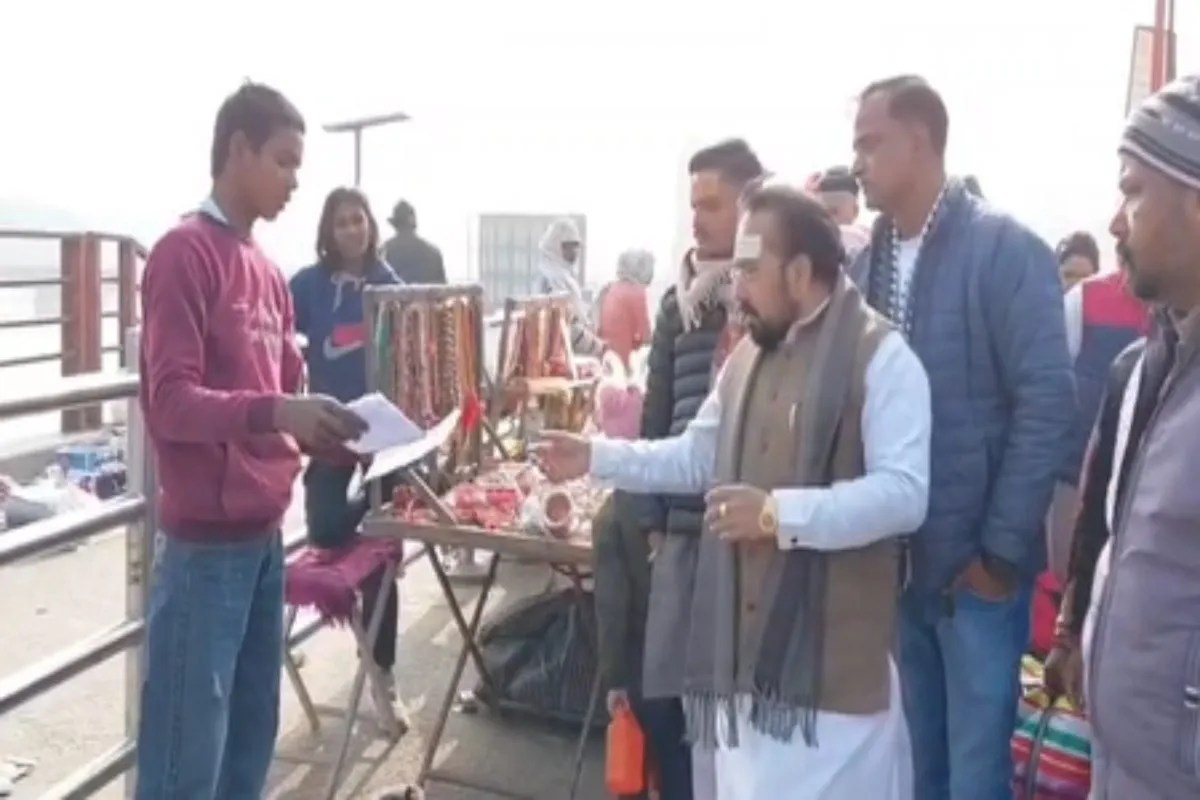 आधार कार्ड के जरिए देखा जा रहा धर्म: क्यों गैर हिंदू दुकानदारों की हो रही पहचान; देवभूमि में चल क्या रहा है?