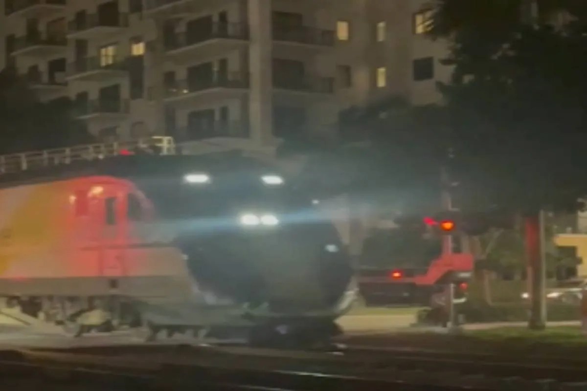 Robot vs Train: पटरी पर फंसा रह गया ‘डिलीवरी रोबोट’, पलक झपकते ही ट्रेन ने उड़ाए परखच्चे, दिल दहला देगा वीडियो