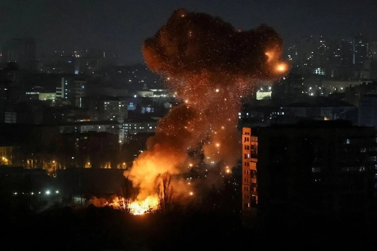 रूस ने दागे 370 ड्रोन और 21 मिसाइलें, 90% यूक्रेन अंधेरे में! क्या छिड़ेगा तीसरा विश्व युद्ध?