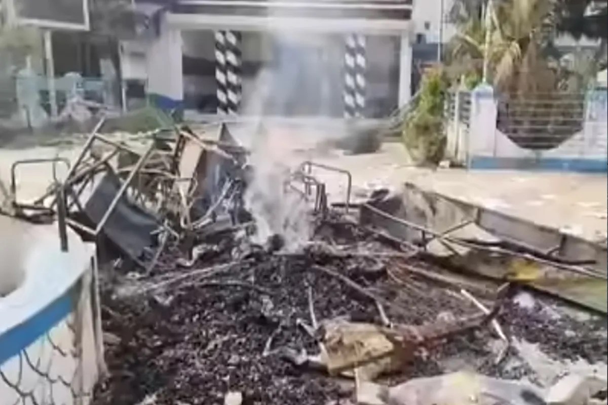 बंगाल SIR पर विवाद! उपद्रवियों ने पार की हदें, BDO ऑफिस में लगाई आग, पुलिस ने किया लाठीचार्ज