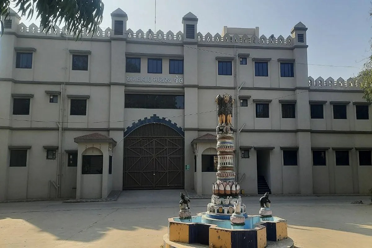 साबरमती जेल की सुरक्षा पर सवाल: हाइ सिक्युरिटी बैरेक से मिले दो मोबाइल फोन