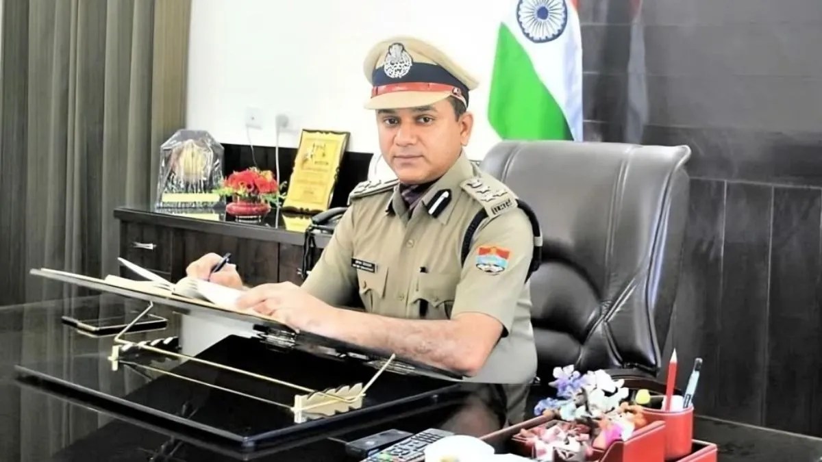 वर्दी घोटाले में DIG सस्पेंड, सीएम के आदेश पर हुई  कार्रवाई, अफसर-ठेकेदारों का गठजोड़ उजागर  