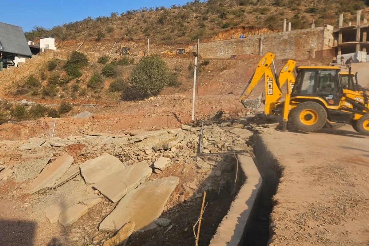 उदयपुर में अवैध निर्माण पर चला बुलडोजर, सर्पिलाकार सड़कें ध्वस्त, 17 विला और होटल सीज