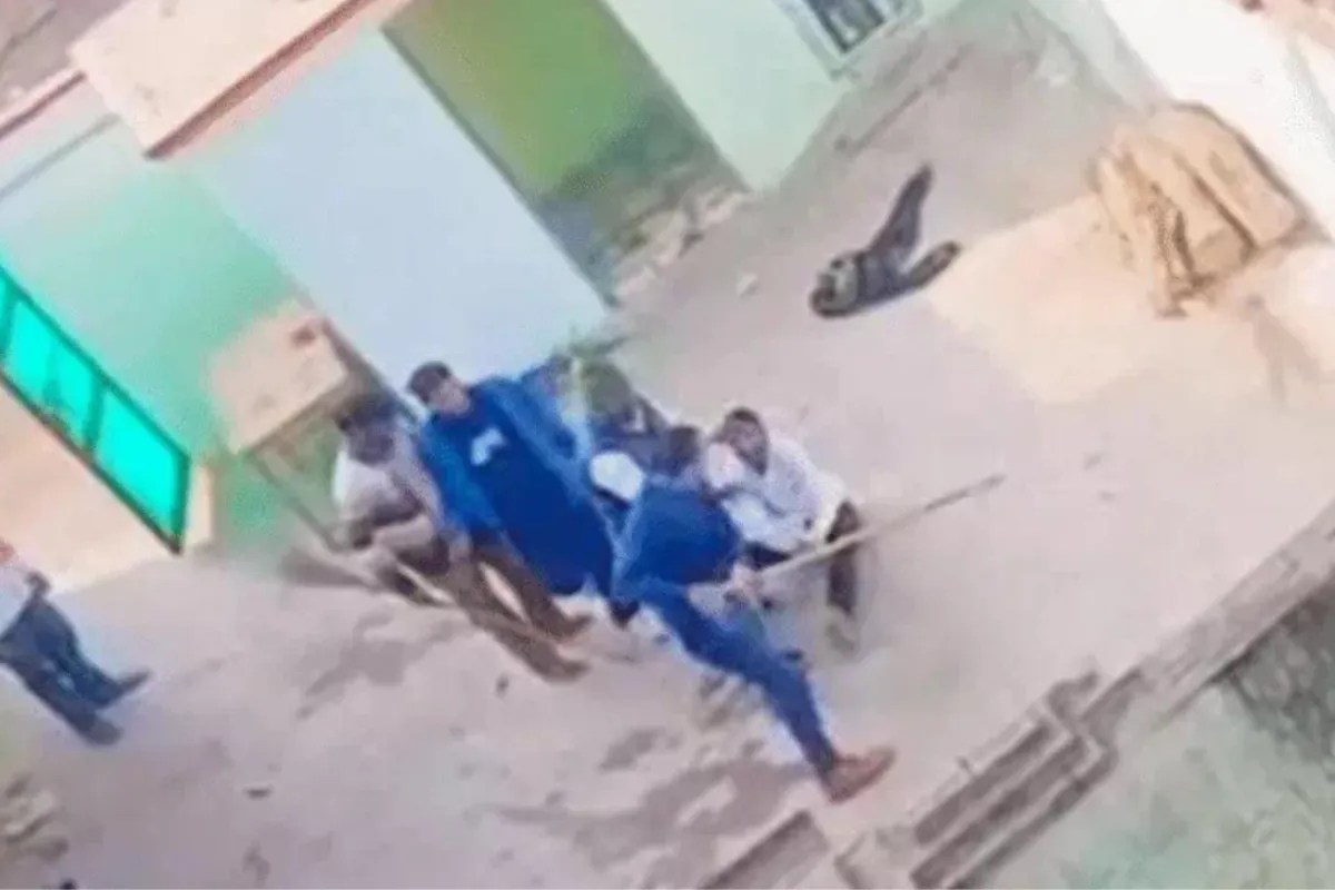 गोरखपुर में फॉरेस्ट विभाग के गार्ड की दबंगई, किसान पर बीच सड़क बरसाई लाठियां…ग्रामीणों में आक्रोश