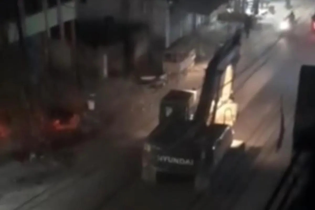 नशे में धुत पोकलेन चालक ने शहर में मचाया तांडव…दहशत में गिरने लगे दुकानों के शटर, घंटों मची रही अफरा तफरी