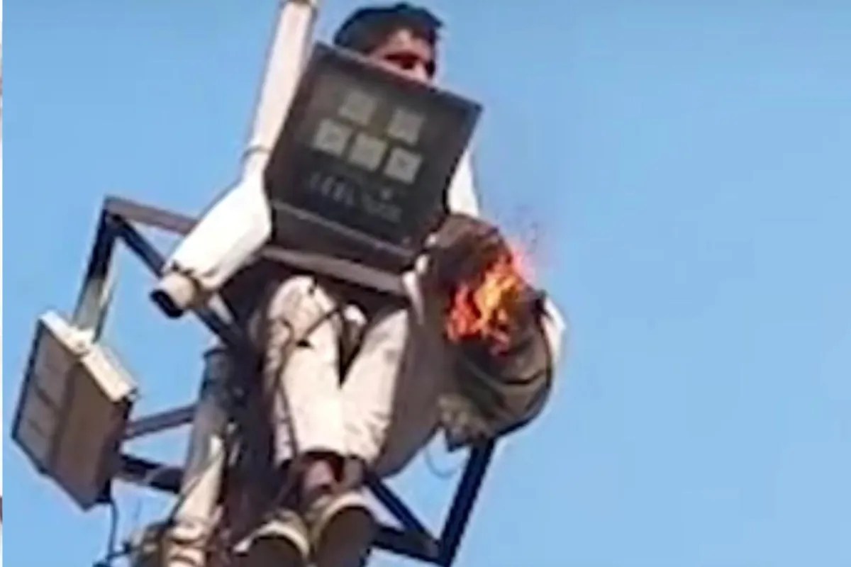 गोरखपुर में युवक का हाई वोल्टेज ड्रामा…पोल पर चढ़कर खुद के जैकेट में लगाया आग, घंटों हलकान रही रेस्क्यू टीम