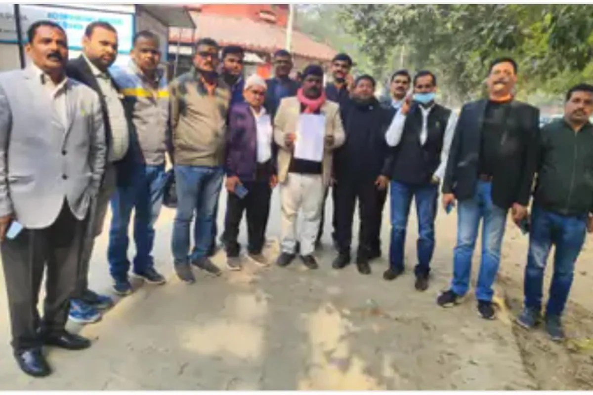 गोरखपुर में अधिवक्ता के पिता से चलती कार में लूट… सात दिन बाद भी पुलिस के हाथ खाली, SSP से मिला सहमा परिवार