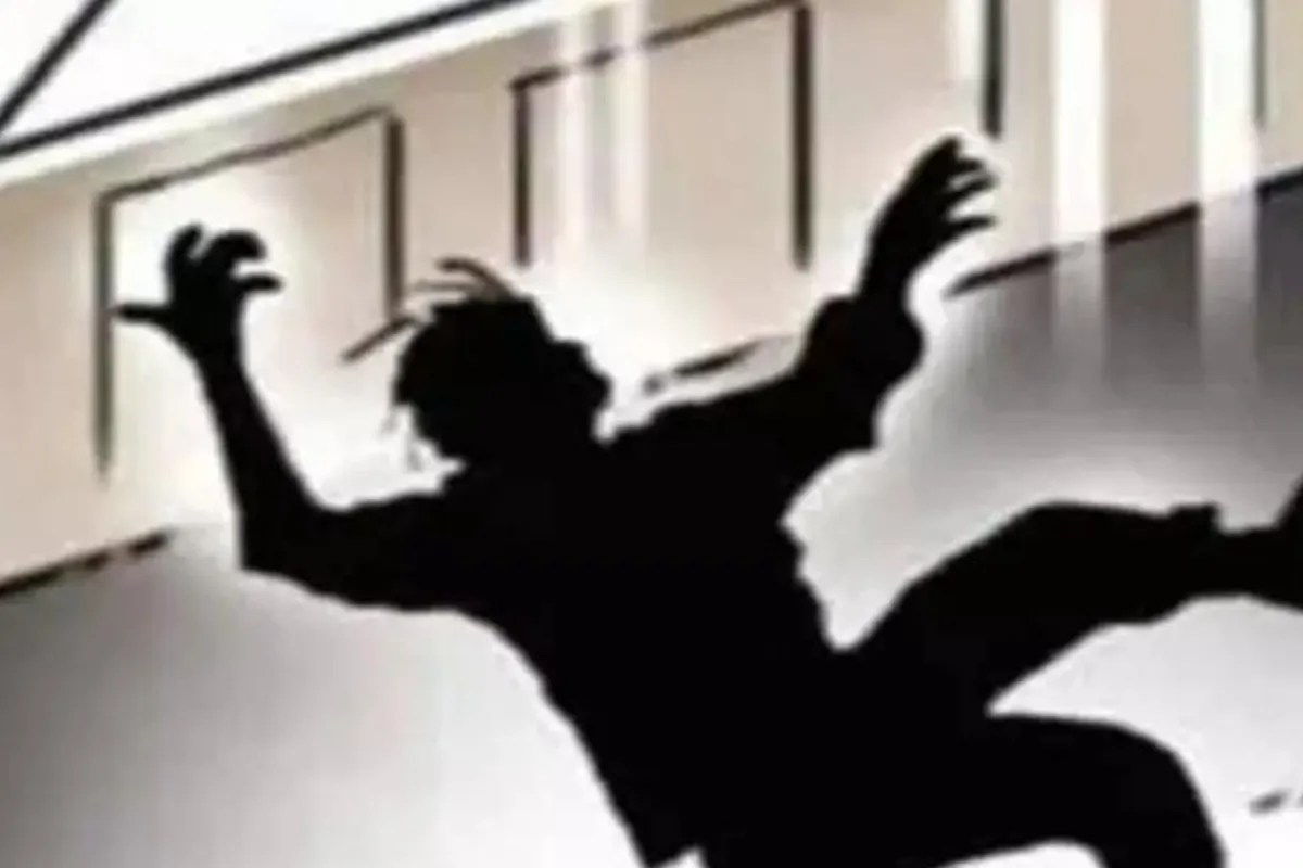 यूपी में दरोगा ने पत्नी को दूसरी मंजिल से नीचे फेंका…खुद लेकर पहुंचा अस्पताल, हालत गंभीर