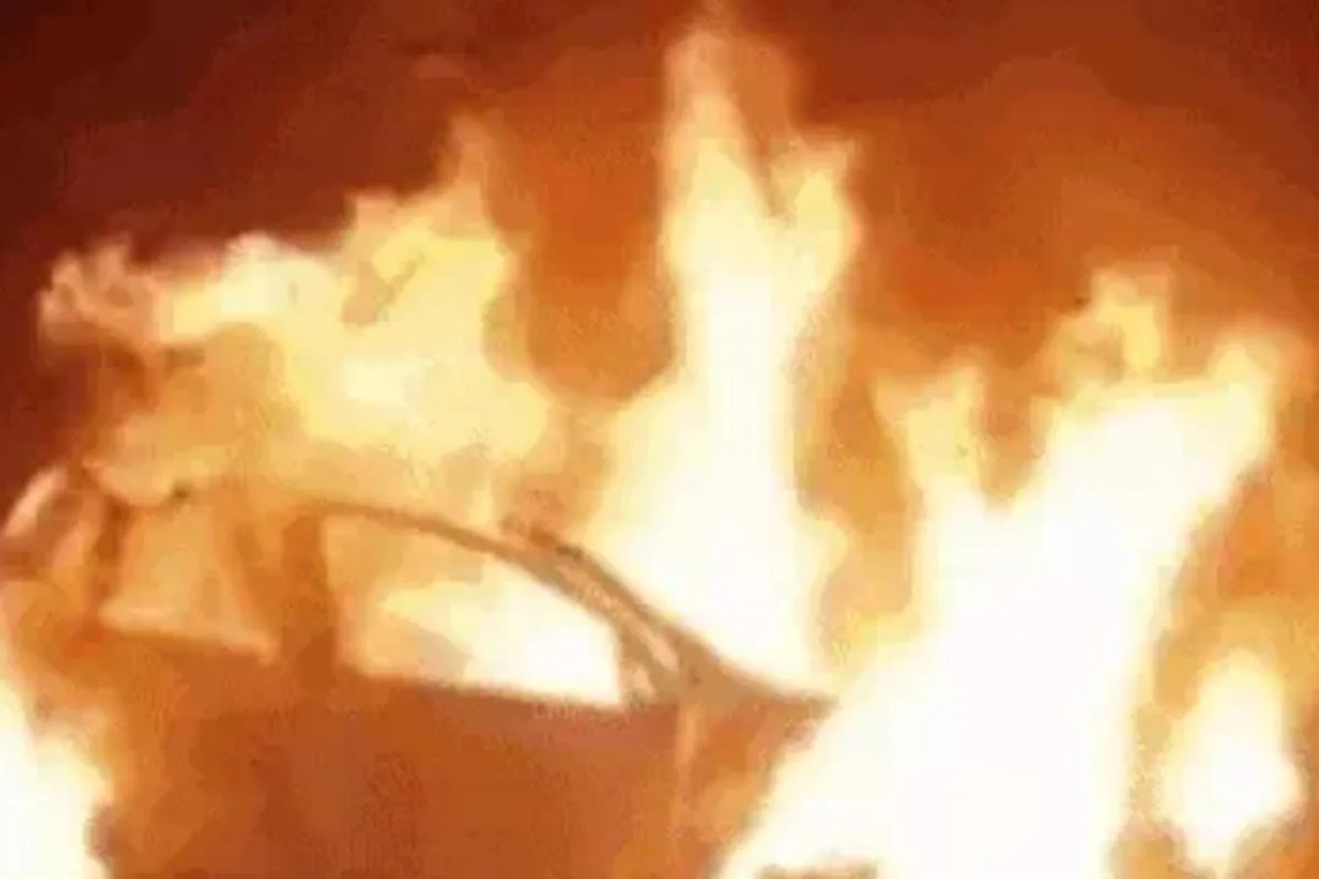 आगरा में चलती कार में लगी आग से इंश्योरेंस एजेंट जलकर राख, नंबर प्लेट से हुई शिनाख्त…परिजनों में मचा कोहराम