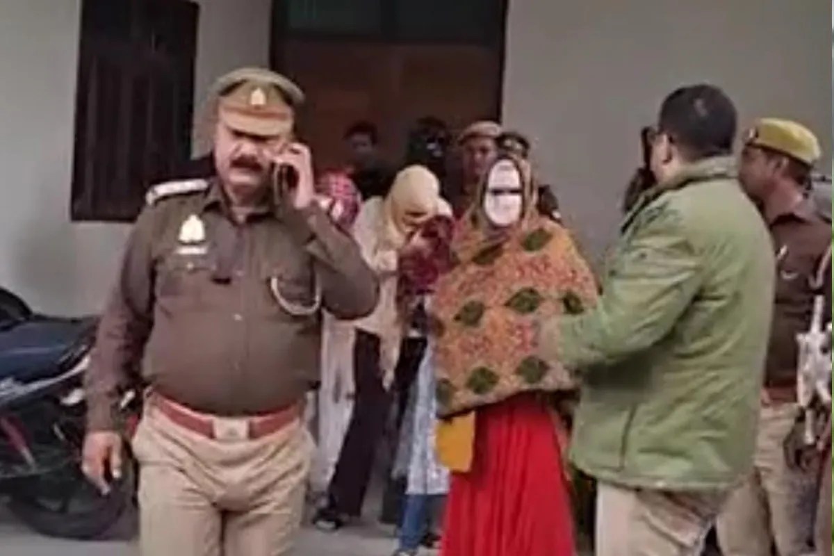 स्टेट बैंक का क्लर्क लड़कियों के साथ धराया…वाराणसी पुलिस ने सेक्स रैकेट का किया भंडाफोड़, चार लड़कियां गिरफ्तार