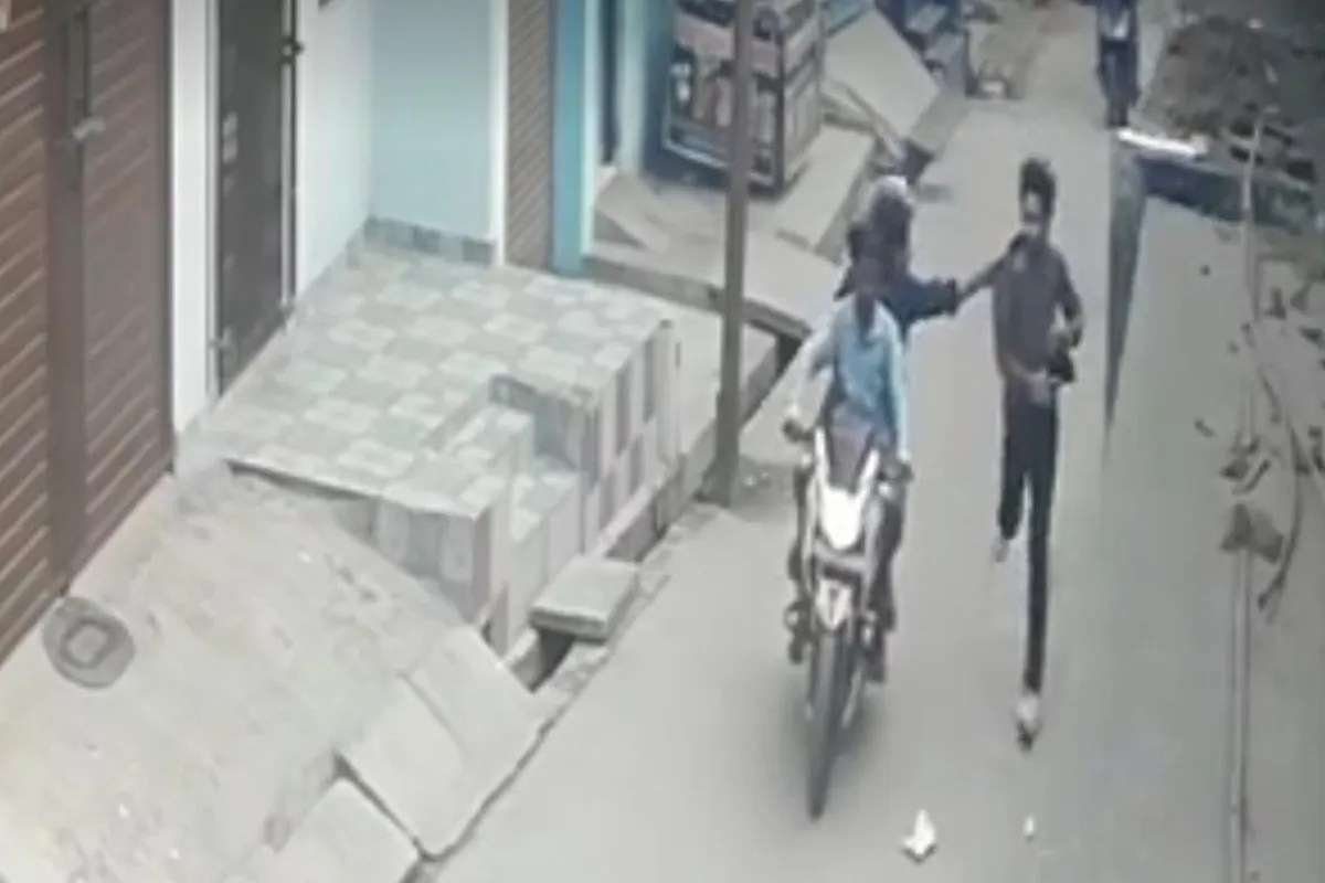 गोरखपुर में दबंगों ने सरेराह युवक को दौड़ाकर बेरहमी से पीटा, सीसीटीवी में कैद हुई घटना…आसपास फैली दहशत