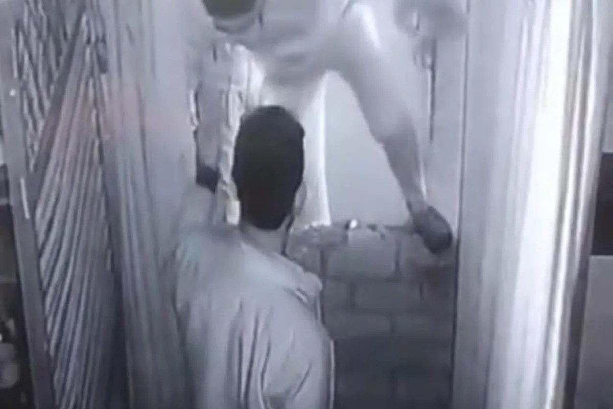 गोरखपुर में खिड़की के रास्ते कमरे में कूदी पुलिस, अंदर मौजूद महिलाओं ने किया विरोध…पुलिस बोली, विवाद की सूचना कर पहुंचे थे