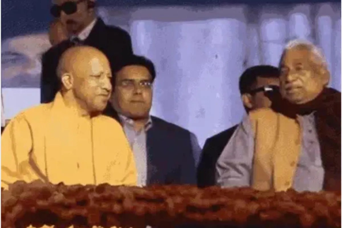 सपा के नेता प्रतिपक्ष माता प्रसाद पांडे की सीएम योगी ने किया तारीफ, एक मंच पर दिखीं दोनों हस्तियां…चर्चाओं का बाजार गर्म