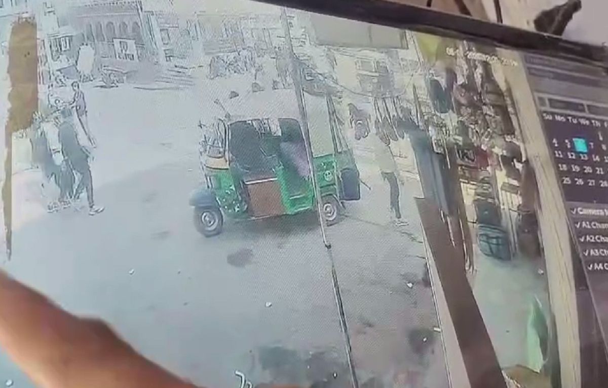 Video: पर्यटक का मोबाइल छीनकर भागे बाइक सवार, अचानक वारदात से मचा हड़कंप