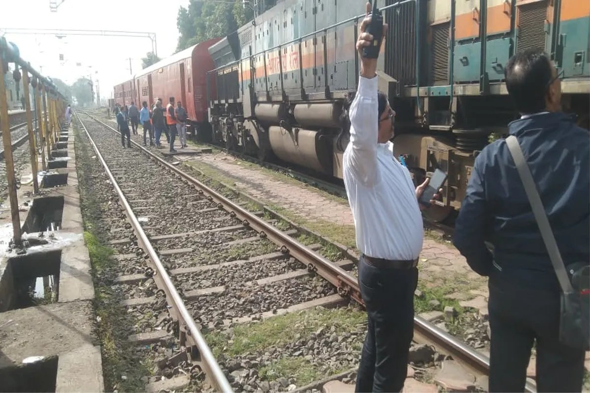 मॉक ड्रिल: रेलवे गेट पर ट्रेन से ट्रैक्टर-ट्रॉली टकराने की सूचना पर मचा हड़कंप