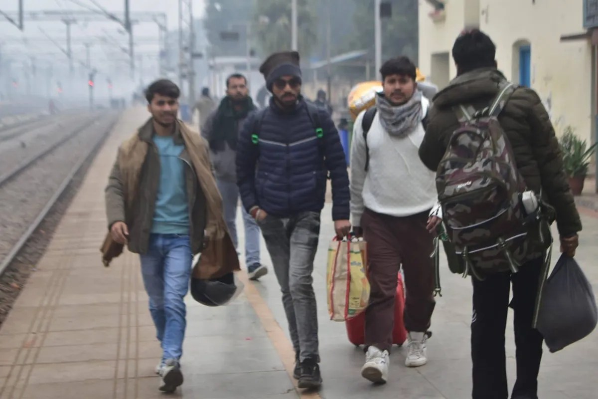 पछुआ हवाओं का असर: UP में न्यूनतम तापमान 6 डिग्री तक गिरा, घने कोहरे से बढ़ी ठंड