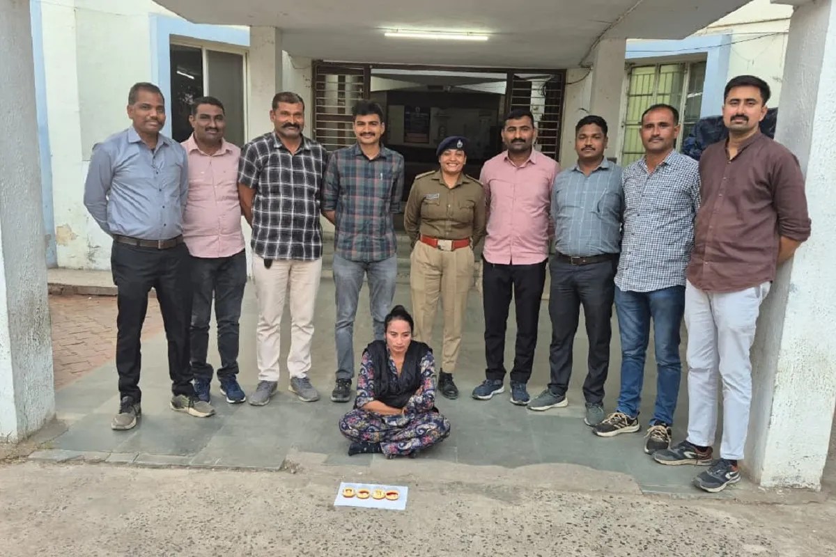Ahmedabad: ज्वैलर्स को बातों में उलझाकर आभूषण चुराने वाली महिला गिरफ्तार