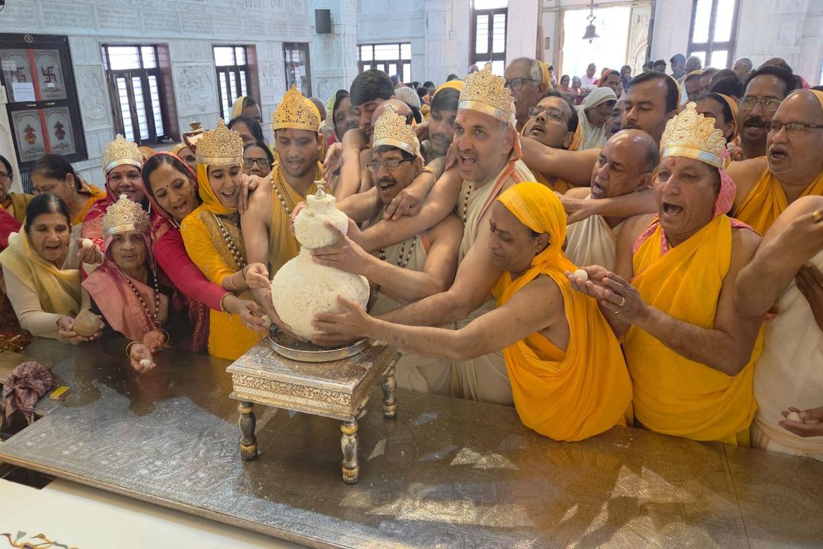 आदिनाथ भगवान के जयकारों के साथ चढ़ाया निर्वाण लाडू