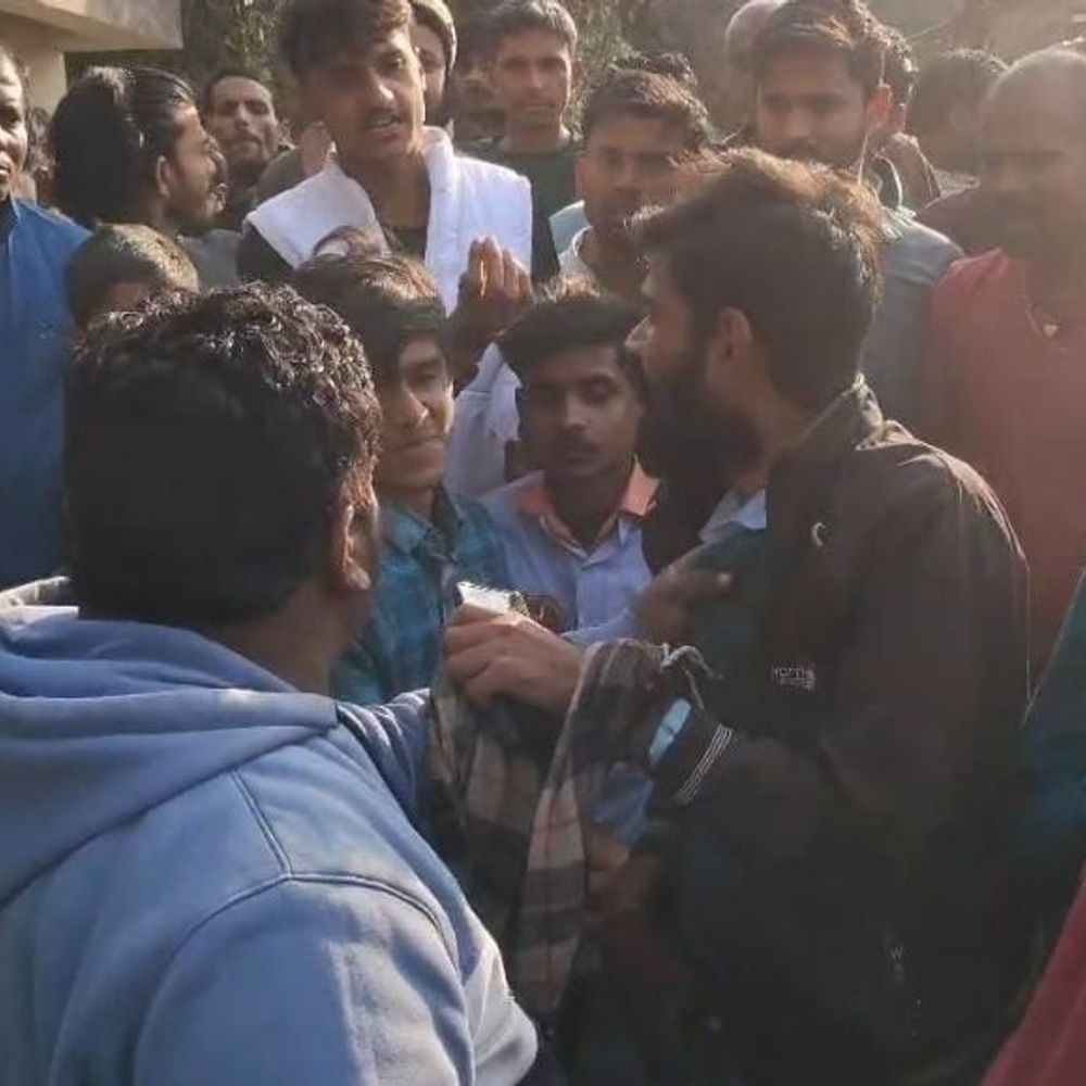 मुजफ्फरपुर SKMCH में महिला से ठगी, आरोपी की पिटाई:सुरक्षा गार्ड ने बदमाश को पुलिस को सौंपा; इलाज के नाम पर 10 हजार ऐंठने का आरोप