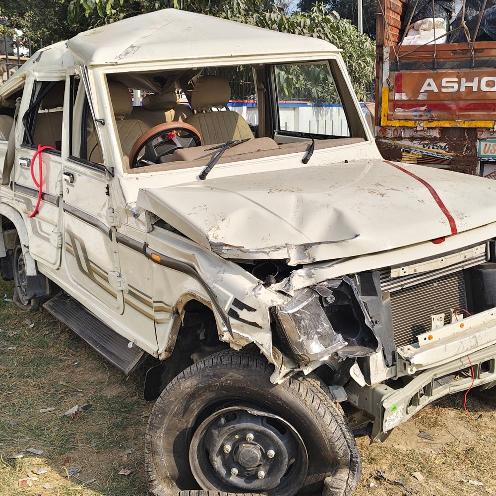 कौशांबी में मवेशी से टकराई तेज रफ्तार बोलेरो:7 लोग घायल, एयरबैग खुलने से बची जान