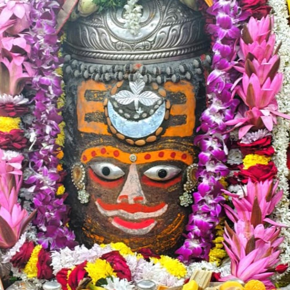 शुक्रवार भस्म आरती दर्शन:बाबा महाकाल का चंदन का त्रिपुण्ड, रजत चंद्र त्रिशूल और आभूषण अर्पित कर राजा स्वरूप श्रृंगार