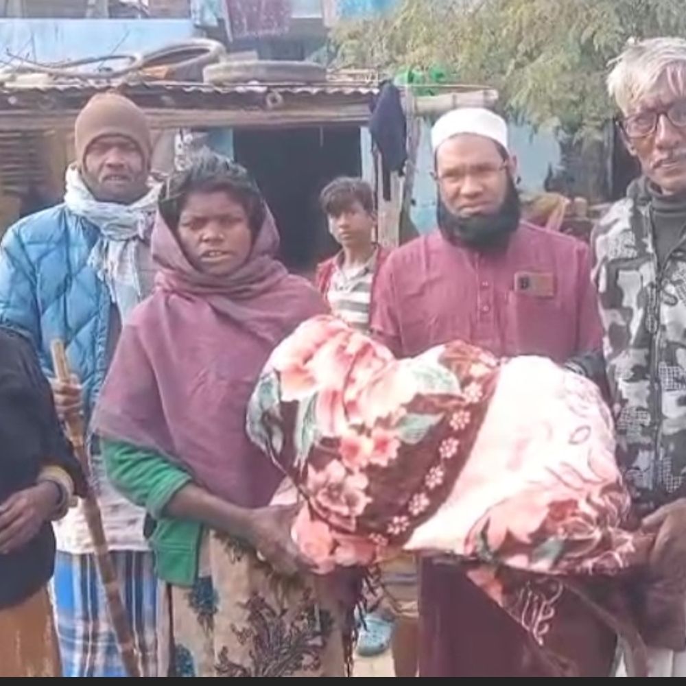 इमारत-ए-शरिया के नगर अध्यक्ष ने बांटे कंबल:गोगरी जमालपुर नगर परिषद में 200 जरूरतमंदों को ठंड से मिलेगी राहत