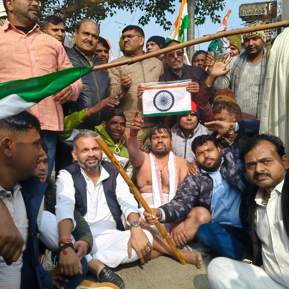 कांग्रेस कार्यकर्ताओं को पुलिस ने रोका:आरएसएस प्रमुख को संविधान देने जा रहे थे, होली गेट पर प्रदर्शन