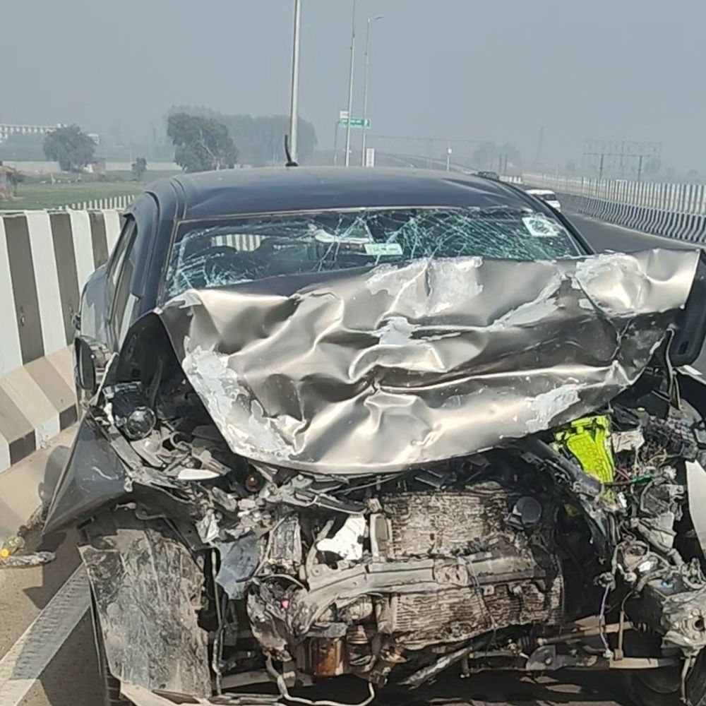 बागपत के मावीकला में दो कारों की टक्कर:7 लोग घायल, नजदीकी अस्पताल पहुंचाया गया