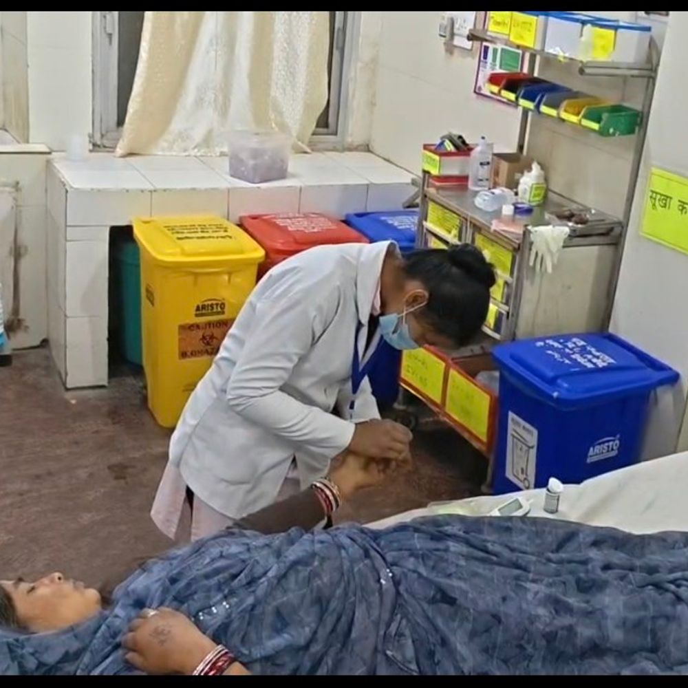 कोदो खाने से एक परिवार के तीन लोग बीमार:चक्कर, उल्टी और पेट दर्द की शिकायत पर उमरिया जिला अस्पताल में एडमिट