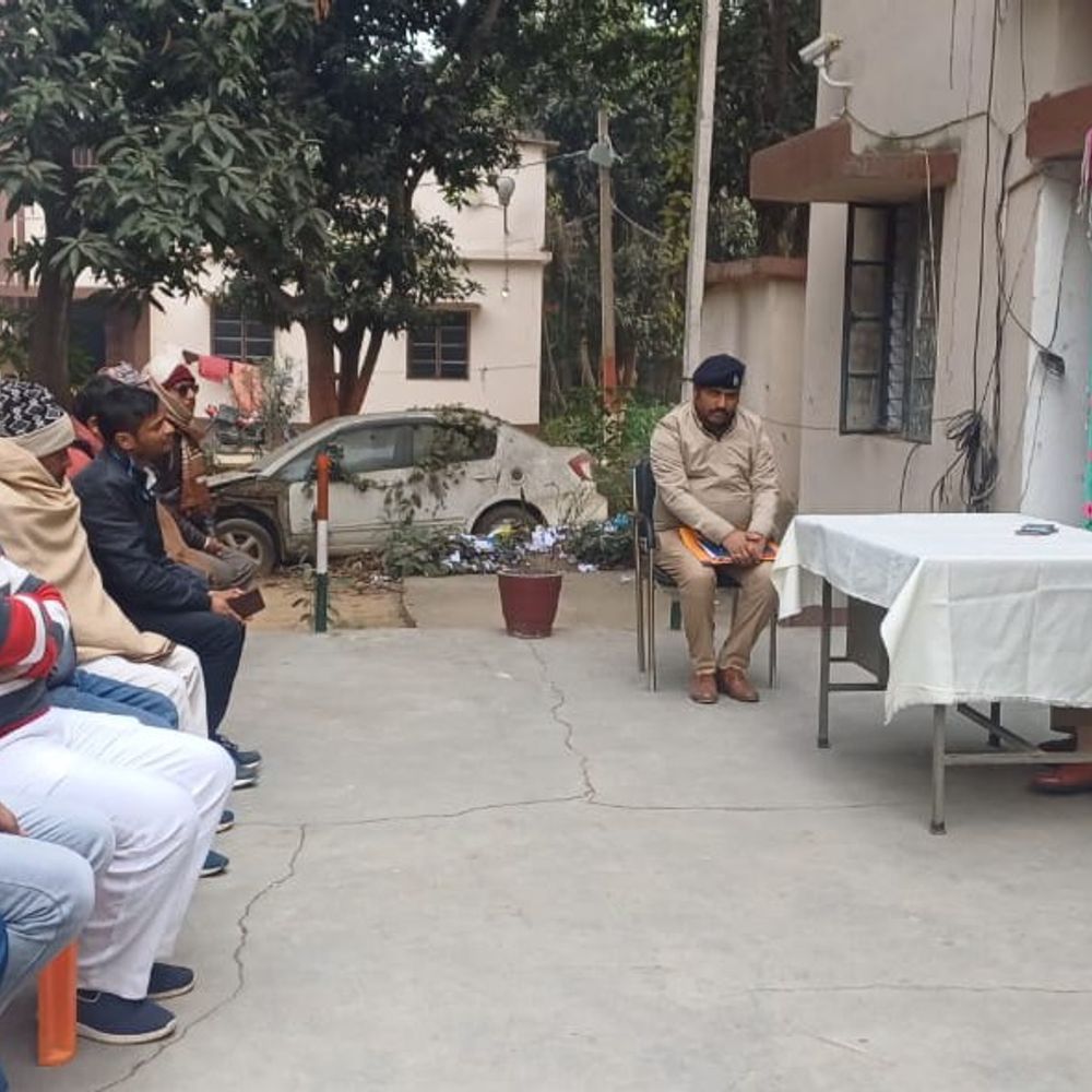 मेहंदिया थाना परिसर में जनता दरबार:एसपी ने फरियादियों की शिकायतें सुनीं, अधिकारियों को निर्देश दिए