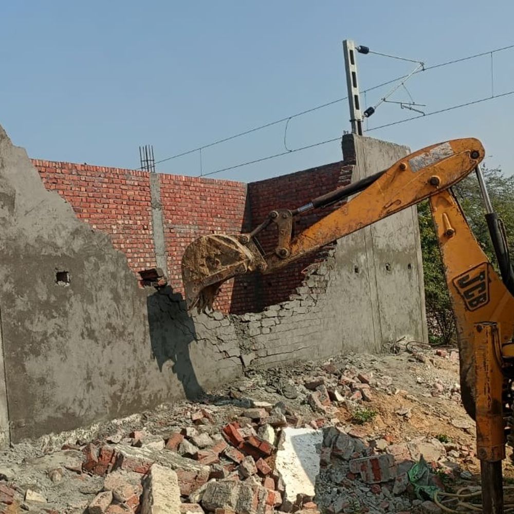 रोहतक में अवैध निर्माण को प्रशासन ने किया ध्वस्त:13.5 एकड़ भूमि पर बन रही थीं कॉलोनी, 10 बाउंड्री-पक्के सड़क नेटवर्क को तोड़ा