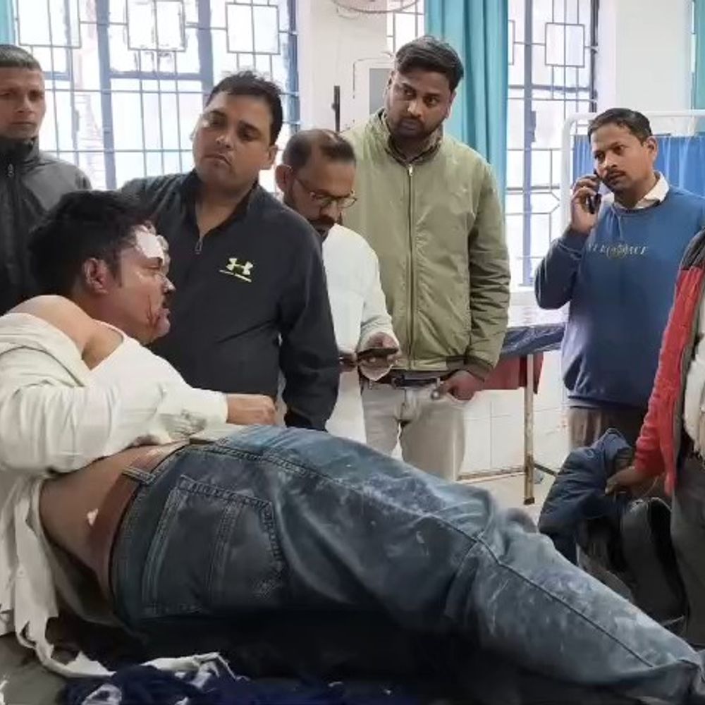 मुखिया की बाइक में मारी टक्कर, गोली चलाने का प्रयास:दो बदमाशों ने की कट्टे के बट से मारपीट, सीसीटीवी कैमरों की फुटेज खंगाल रही पुलिस