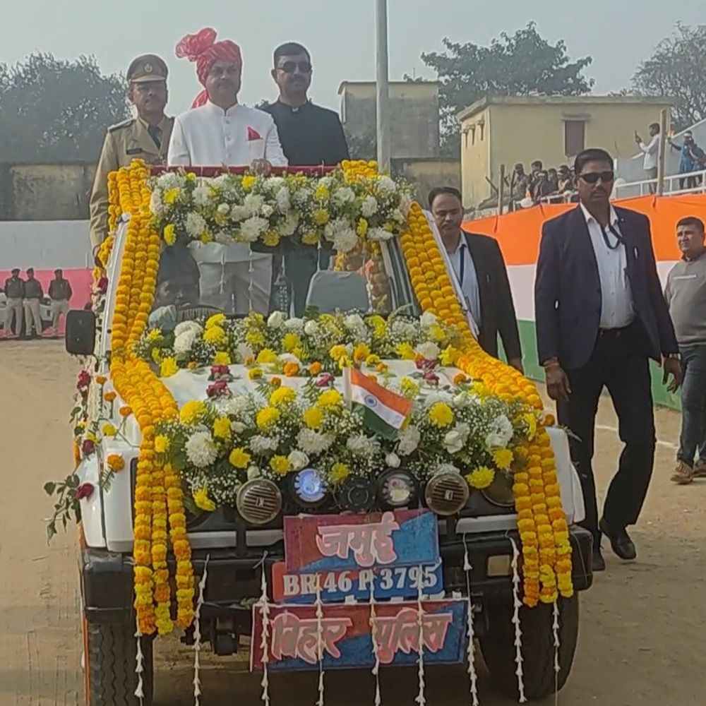 जमुई में 77वां गणतंत्र दिवस समारोह:श्रीकृष्ण सिंह स्टेडियम में प्रभारी मंत्री ने फहराया तिरंगा, सरकारी स्कूलों के बच्चों की परेड बनी आकर्षण