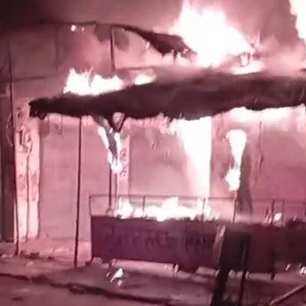 जनरल स्टोर में लगी भीषण आग, VIDEO:कन्नौज में लाखों का सामान जलकर राख, शॉर्ट सर्किट से आग लगने की आशंका