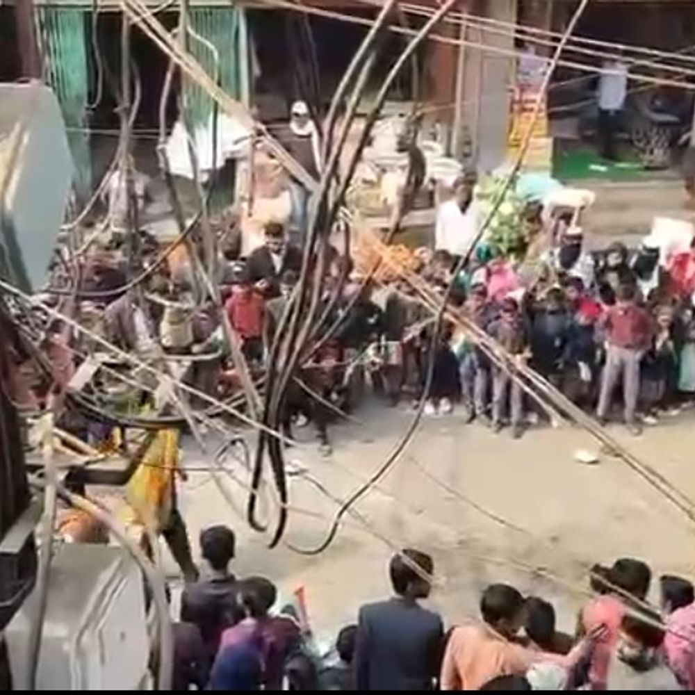 नवादा में करतब के दौरान बच्चों को लगी आग:निजी स्कूल की झांकी में पेट्रोल से हादसा, शिक्षक फरार; तीन झुलसे