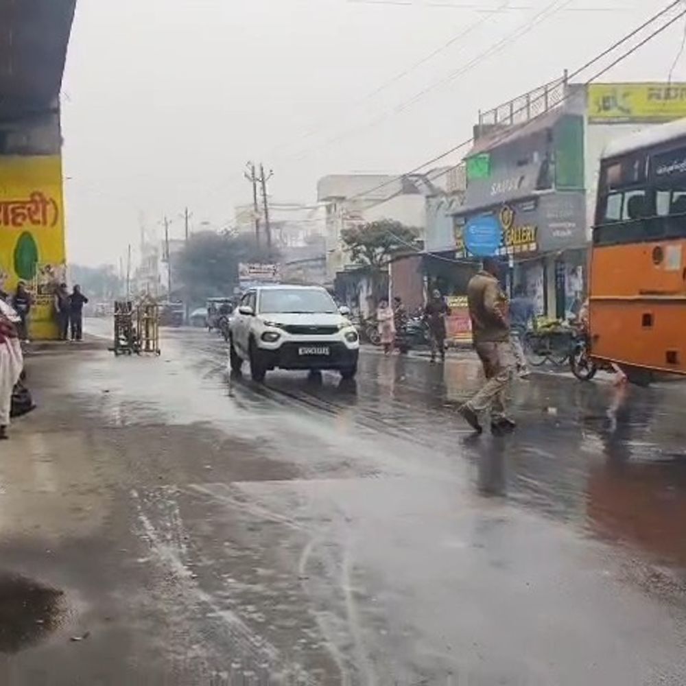 अमरोहा में बारिश-ओलावृष्टि से बढ़ी ठंड:फसलें बर्बाद, मंगलवार दोपहर अचानक बदला मौसम, तापमान में दो डिग्री की गिरावट