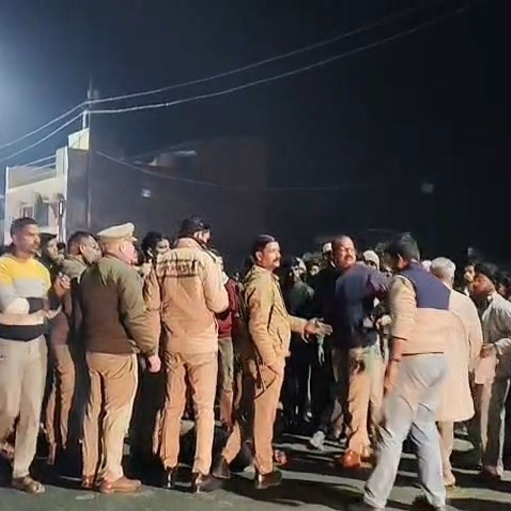 अज्ञात वाहन ने बाइक सवार दोस्तों को कुचला, एक मौत:2 घायल, तेज टक्कर से हवा में उछलकर गिरे, नामकरण संस्कार से लौट रहे थे