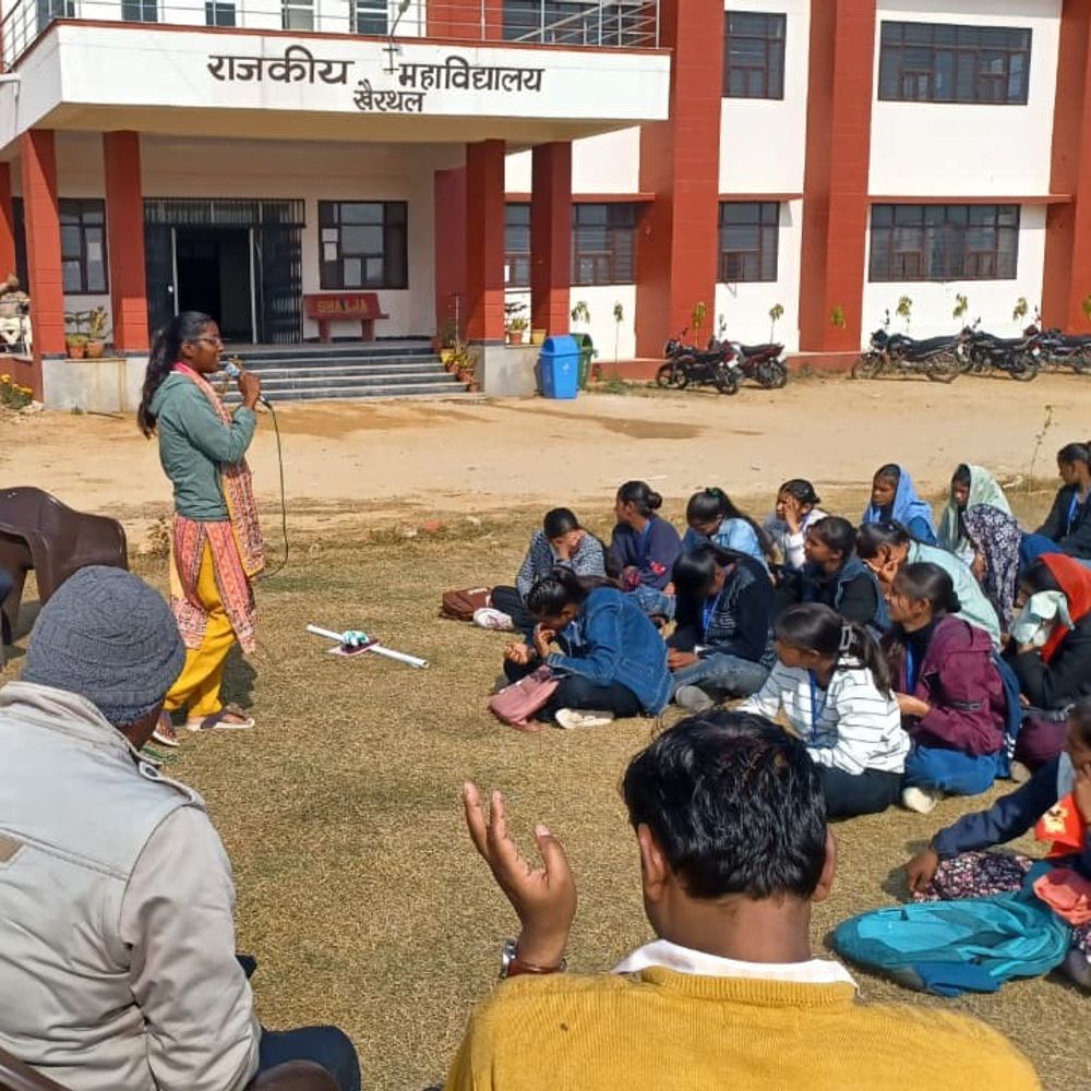 खैरथल में स्वामी विवेकानंद जयंती पर भाषण प्रतियोगिता:युवाओं ने विवेकानंद के विचार रखे, जीवन से प्रेरणा लेने का आह्लान
