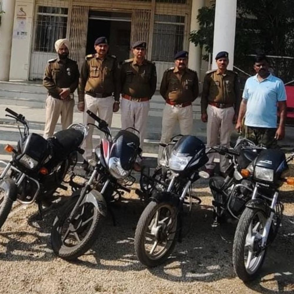 चोरी की बाइक बेचने आए दो वाहन चोर पकड़े:चंद सेकंड में लॉक करते थे ब्रेक, पलक झपकते ही गाड़ी हो जाती थी चोरी