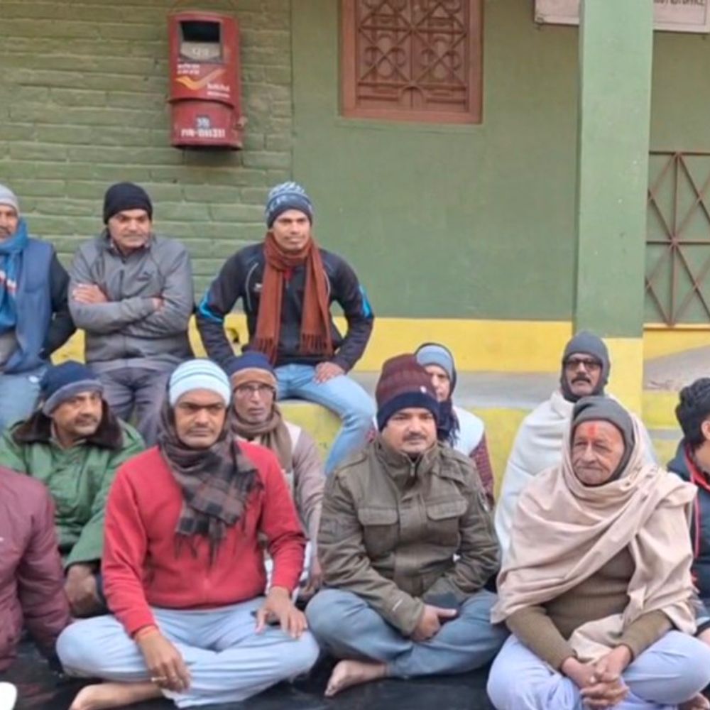 लखीसराय में उपडाकघर स्थानांतरण का विरोध:स्थानीय लोग सड़क पर उतरे, मुख्य डाकघर में विलय का निर्णय