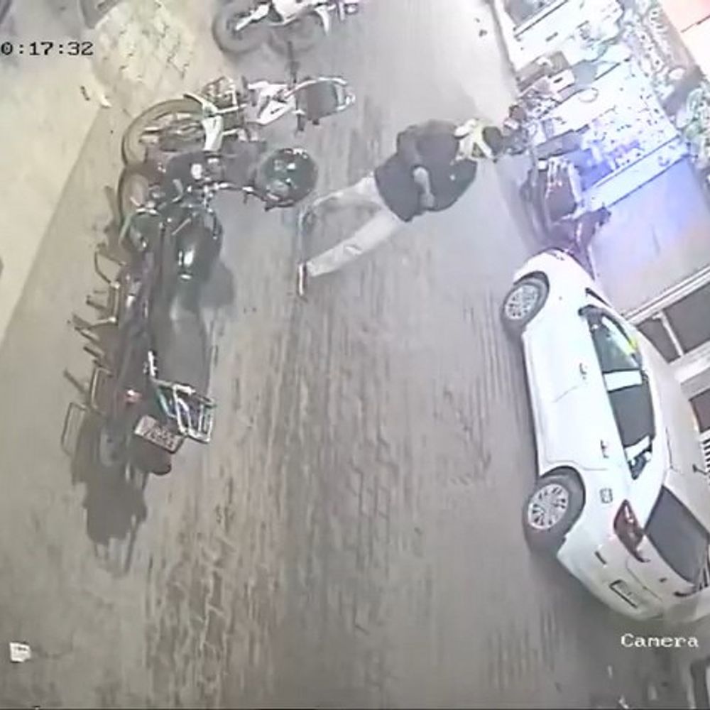 रानिया में छाबड़ा बेकर्स शॉप से मोटरसाइकिल चोरी:20 मिनट तक आसपास मंडराता रहा संदिग्ध चोर; रैकी करके की वारदात