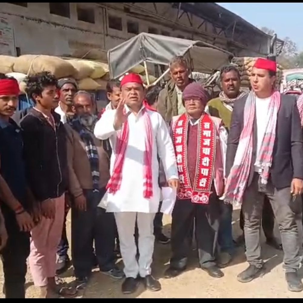धान खरीद ठप, सपा का प्रदर्शन:सोमवार से जिलाधिकारी कार्यालय घेराव करने की चेतावनी दी, क्रय केंद्र प्रभारी को ज्ञापन सौंपा