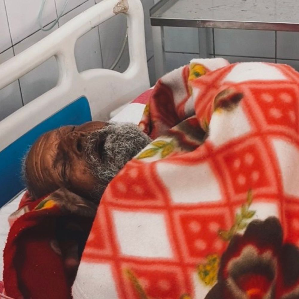 गयाजी-झाझा पैसेंजर ट्रेन में बुजुर्ग यात्री बेहोश मिला:शेखपुरा में GRP ने अस्पताल में भर्ती कराया, बाद में हुई पहचान