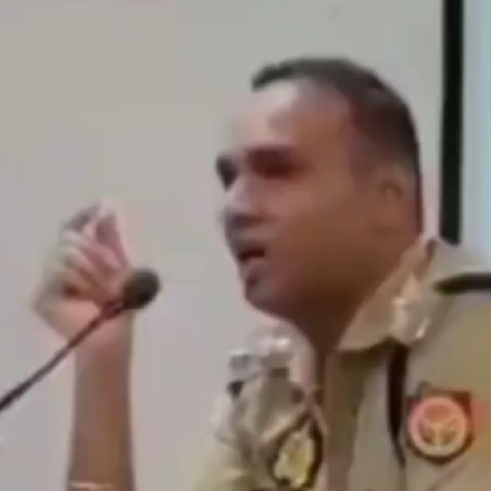 देवरिया एसपी ने 24 पुलिसकर्मियों का किया तबादला:1 दरोगा समेत 6 पुलिसकर्मी लाइन हाजिर, श्रीप्रकाश को SP कार्यालय में वाचक की जिम्मेदारी