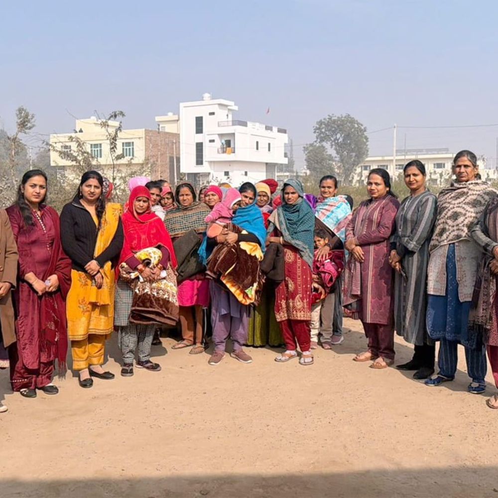 हनुमानगढ़ में कंबल पाकर ​गरीबों को खिले चेहरे:महिला अग्रवाल सम्मेलन ने 31 जरूरतमंदों को बांटे