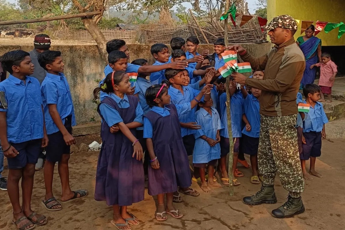 CG News: छत्तीसगढ़ के इस जिले में पहली बार लहराया तिरंगा, बच्चों एवं ग्रामीणों में दिखा उत्साह