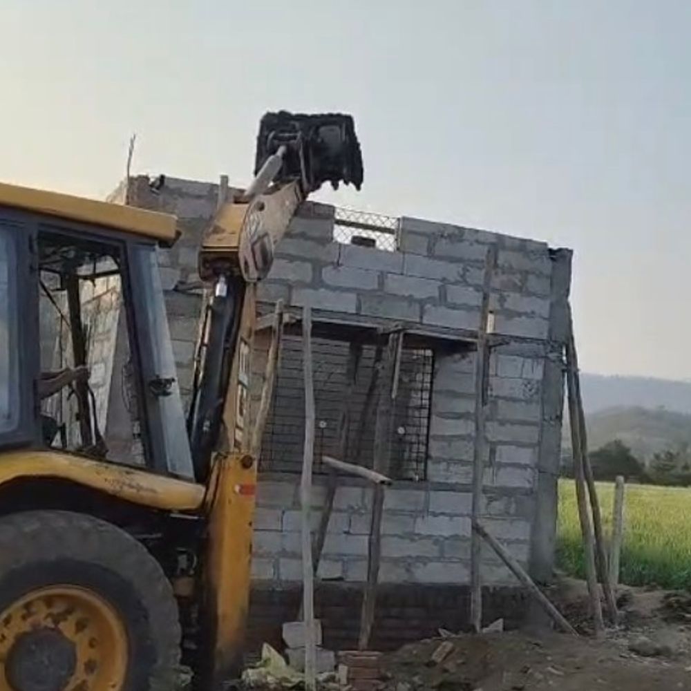 बैतूल में स्कूल भवन पर चली जेसीबी, किया जमींदोज:पंचायत की अनुमति के बिना किया था निर्माण; मालिक ने दी थी आत्मदाह की चेतावनी
